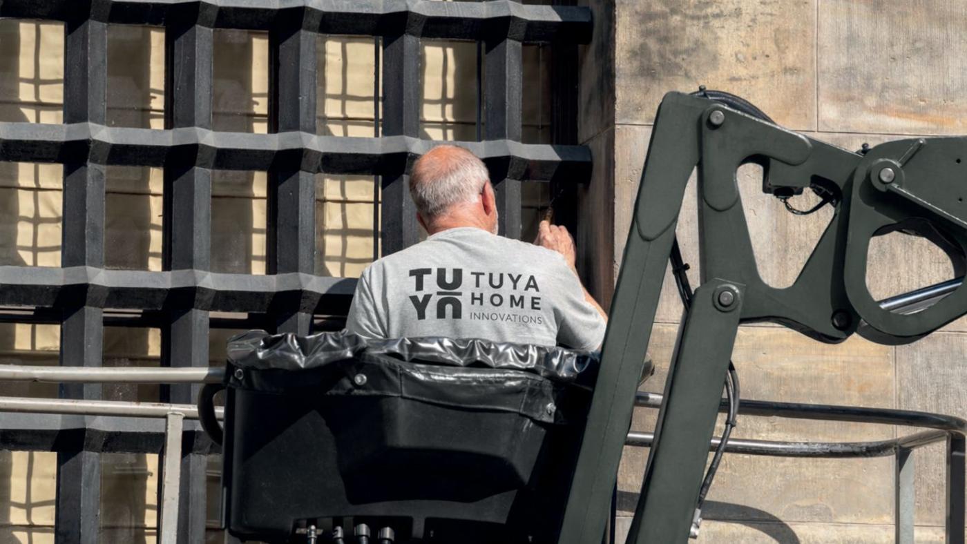 Tuya Home: crew uniform