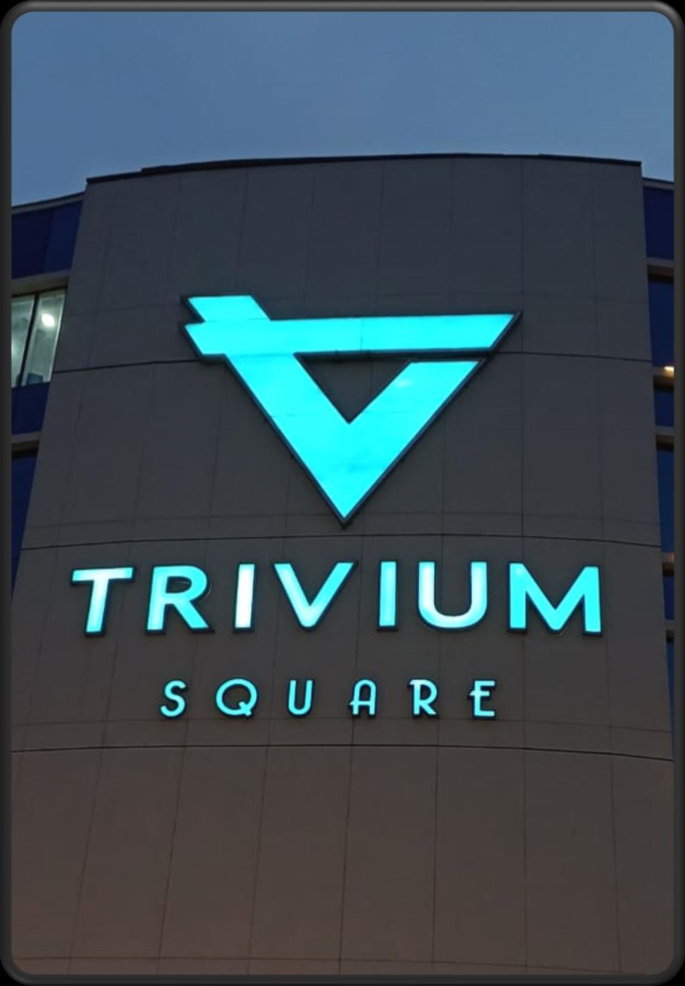 Trivium Square · Illuminated mall pylon