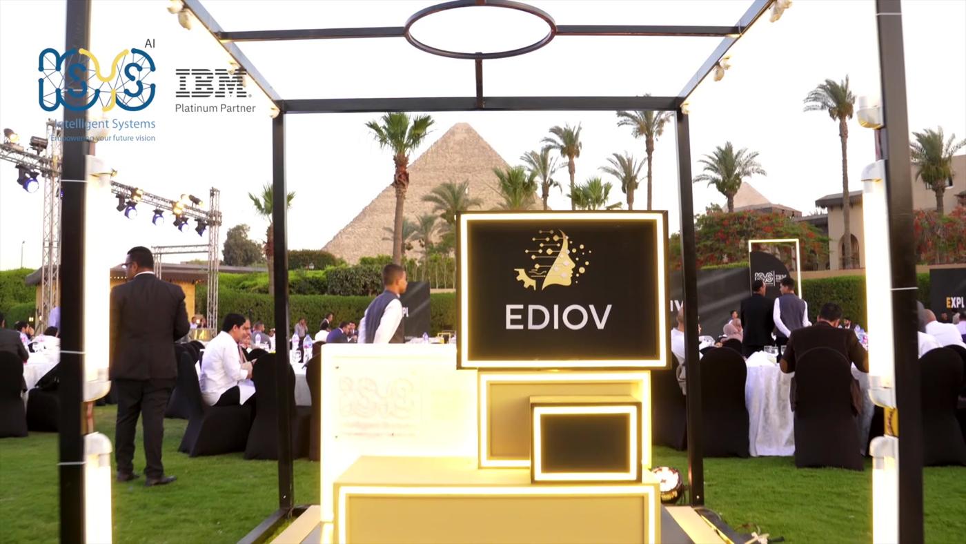 قوس EDIOV من ISYS وIBM أمام الأهرامات